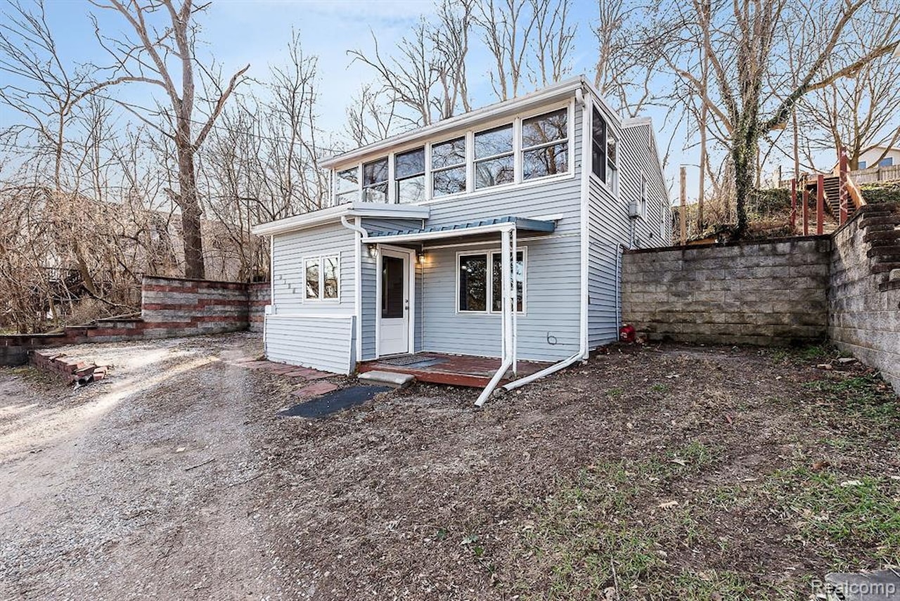 8128 Halfway Dr in Hamburg Twp, MI