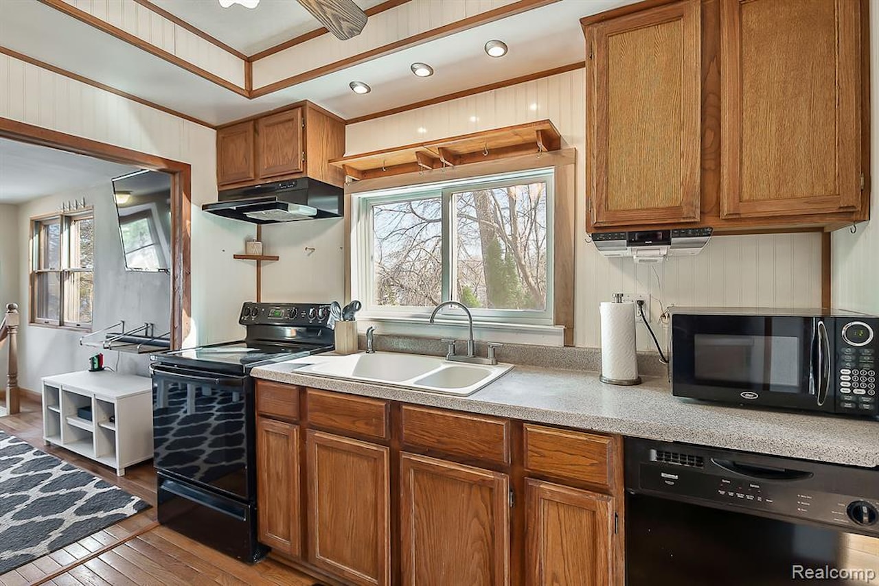 8128 Halfway Dr in Hamburg Twp, MI Photo 11