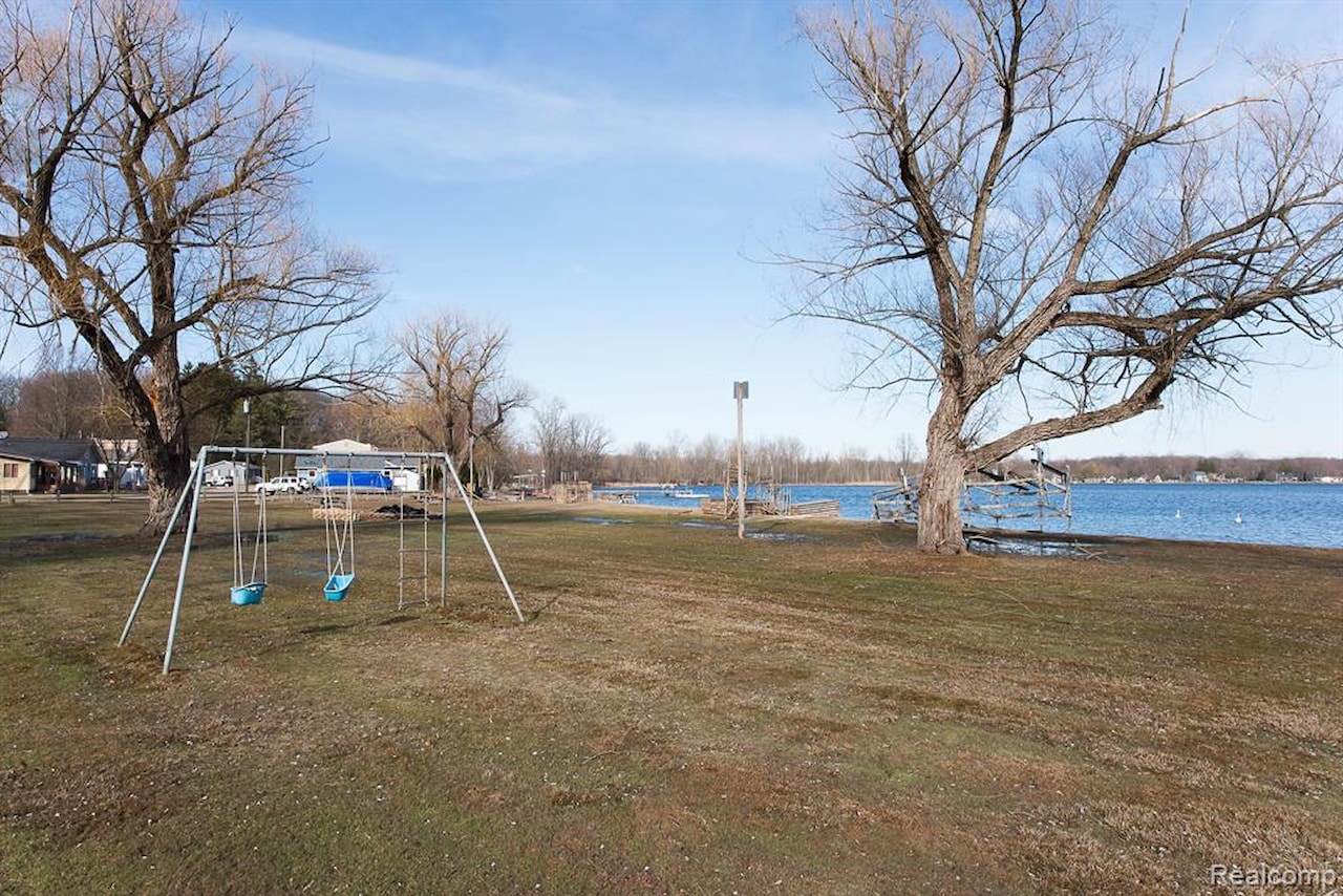 8128 Halfway Dr in Hamburg Twp, MI Photo 43