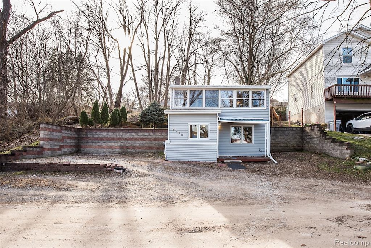 8128 Halfway Dr in Hamburg Twp, MI Photo 2