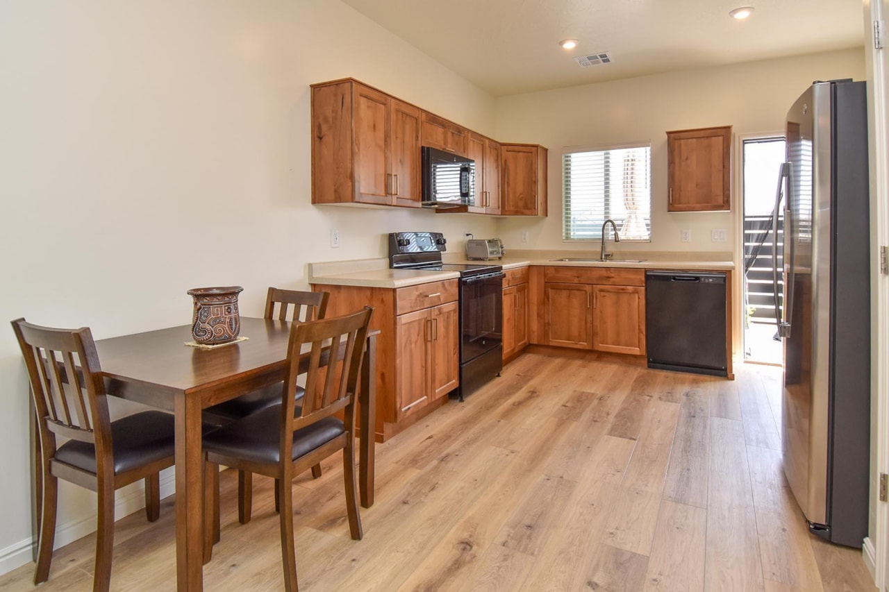 363 S Deep Creek DR Washington, UT 84780 home for sale, MLS#25-260139 - Erika Rogers Photo 9