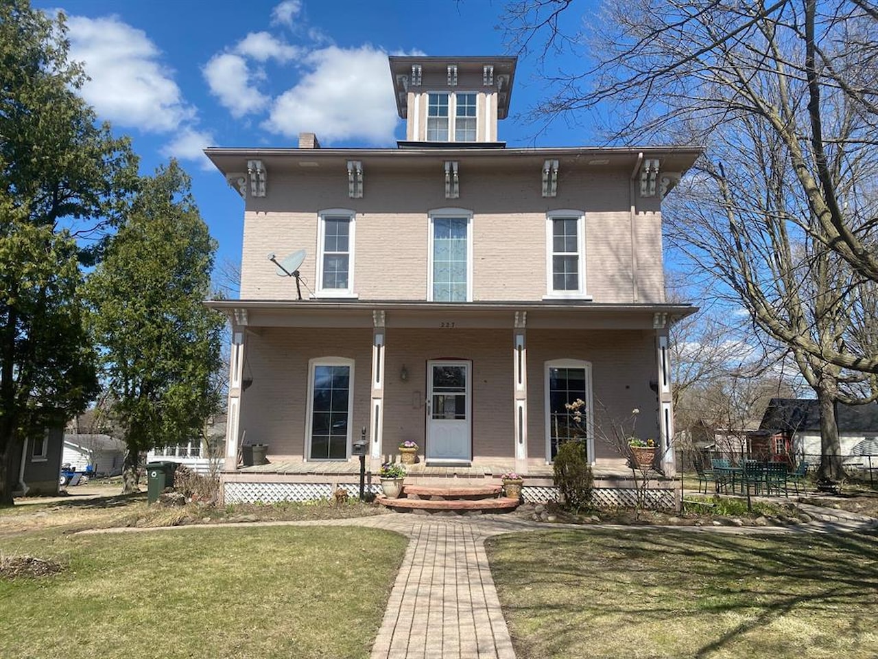 227 Railroad St in Chelsea, MI