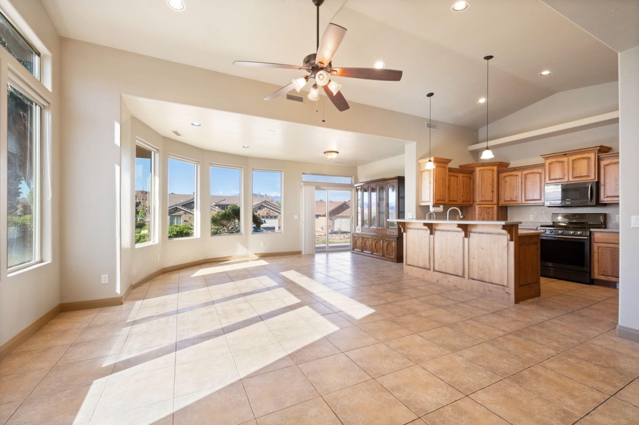 3523 Desert Hills DR St George, UT 84790 home for sale, MLS#25-258423 - Erika Rogers Photo 5