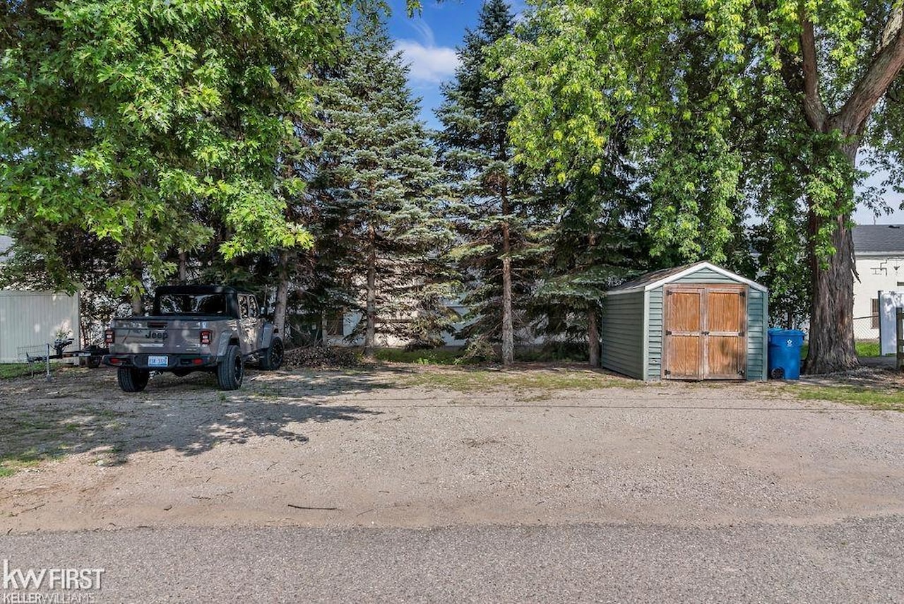 14252 Dartmouth Dr in Fenton Twp, MI Photo 4