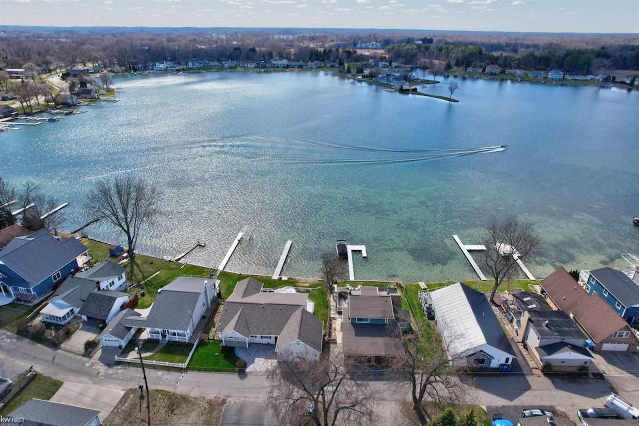 14252 Dartmouth Dr in Fenton Twp, MI Photo 8