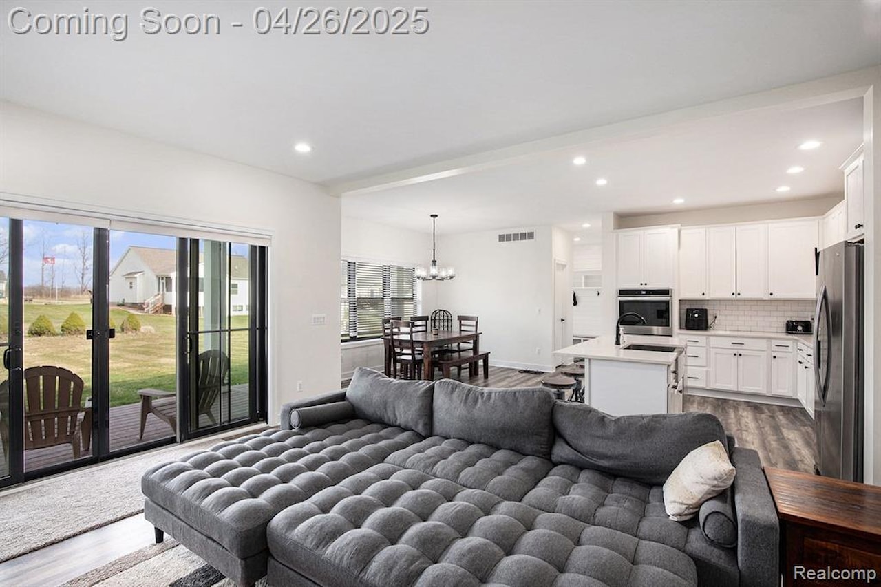 8315 Pleasant Ct in Goodrich Vlg, MI Photo 4