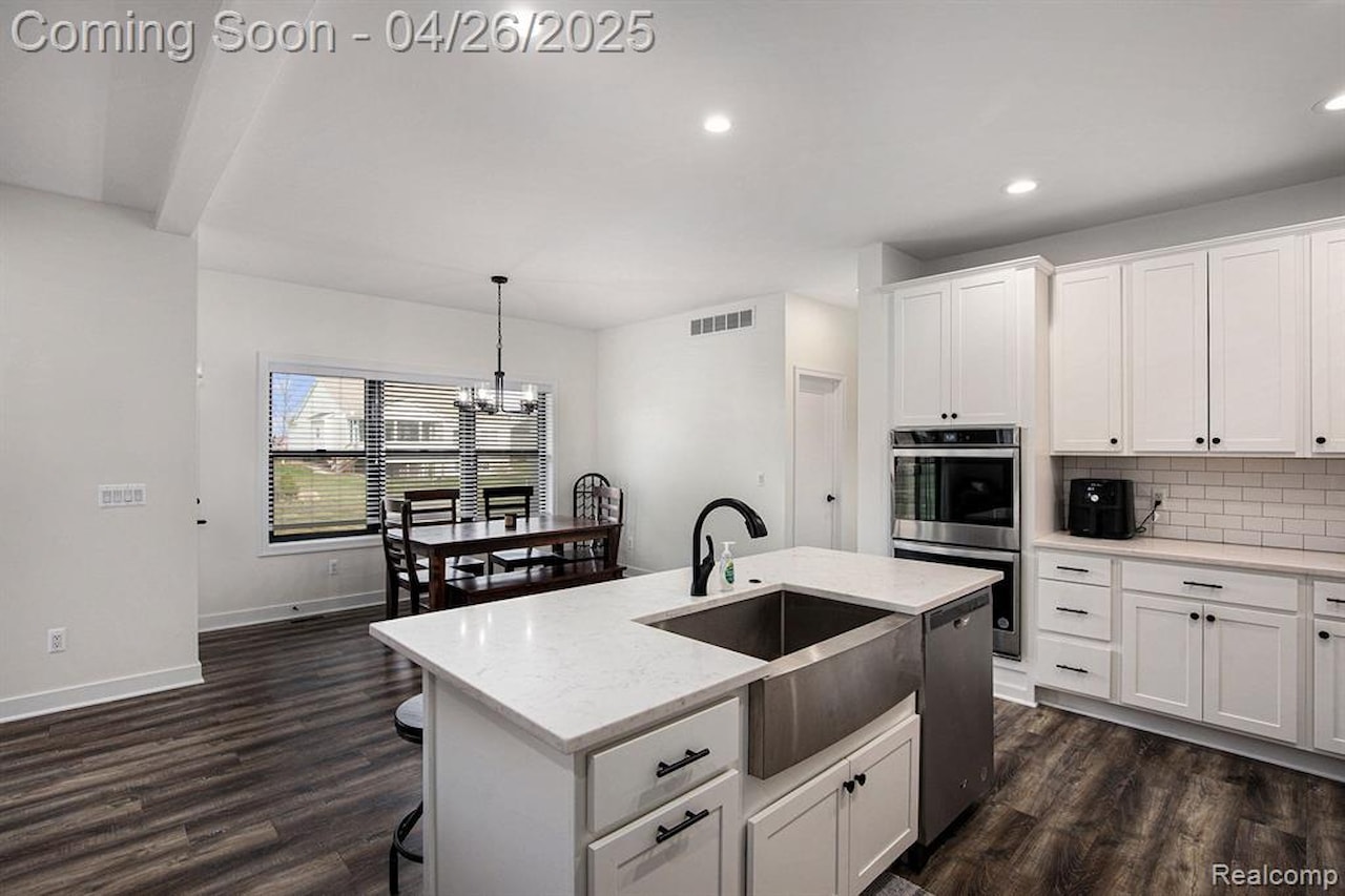 8315 Pleasant Ct in Goodrich Vlg, MI Photo 7