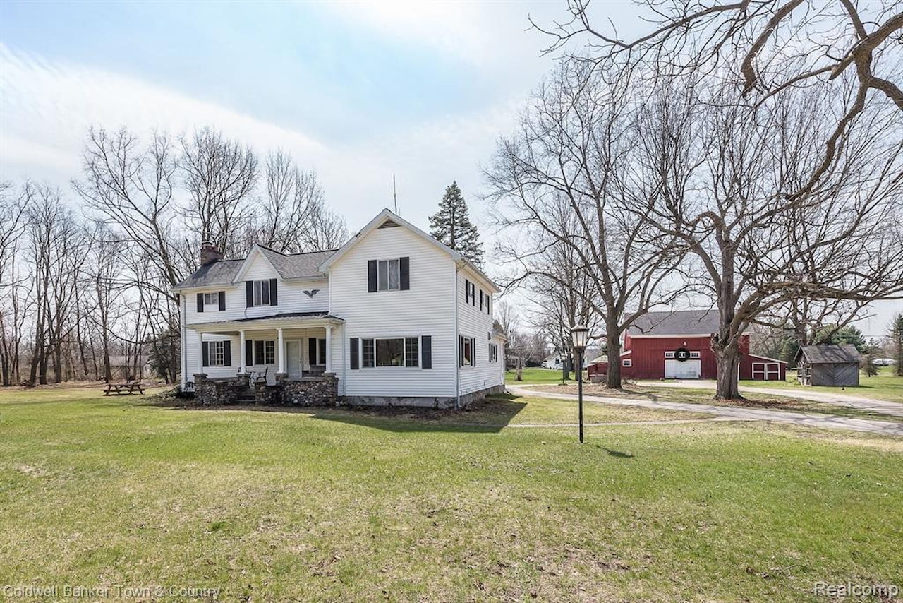 5185 Lobdell Rd in Tyrone Twp, MI Photo 2