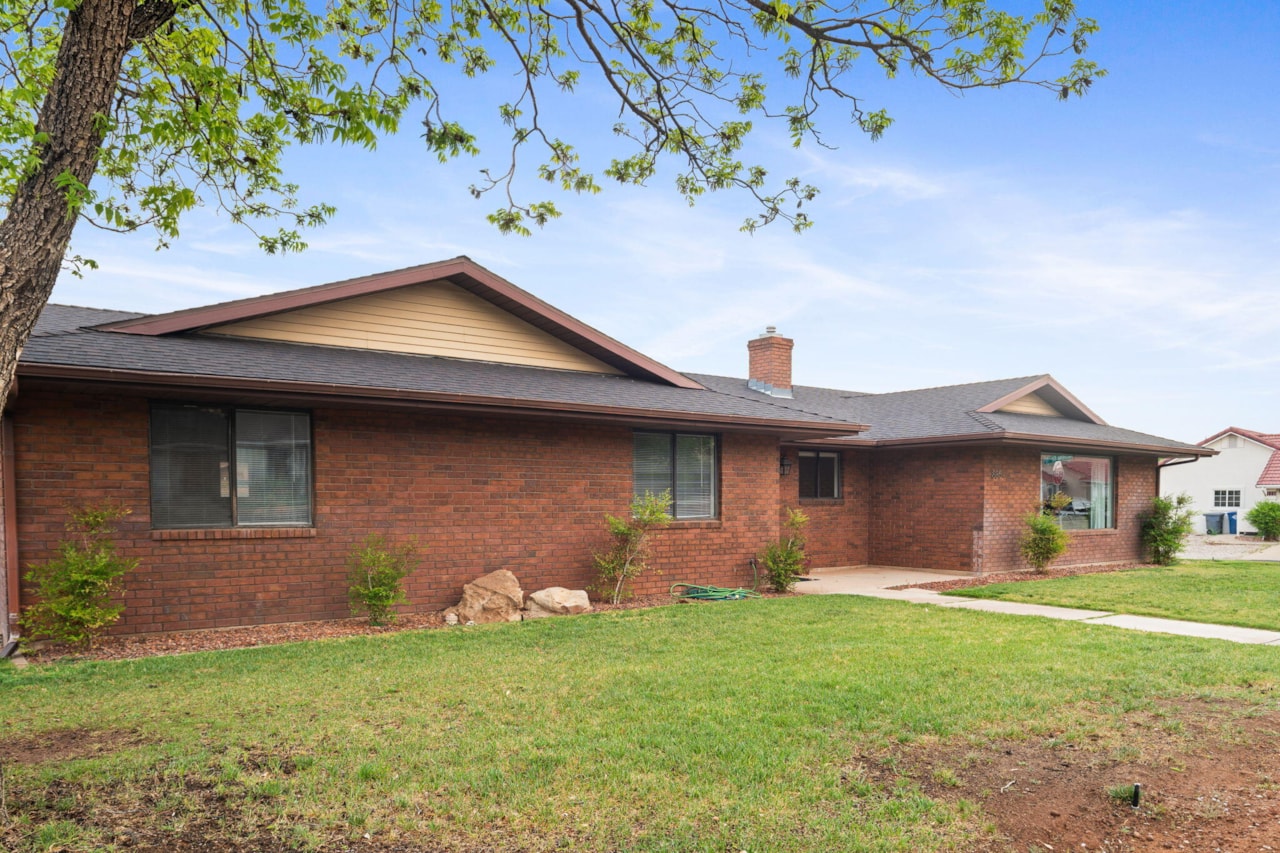 885 E Fort Pierce DR St George, UT 84790 home for sale, MLS#25-260553 - Erika Rogers Photo 2