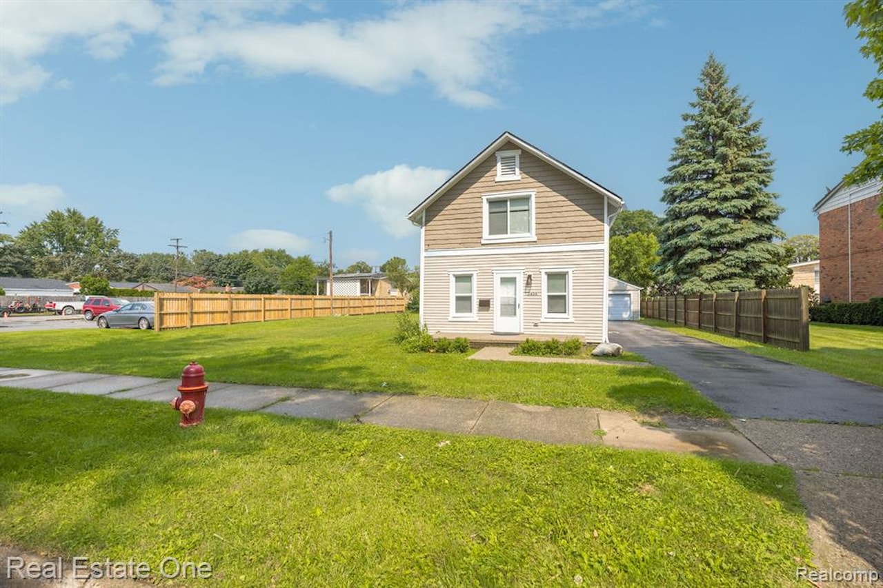 3420 Fairmont Rd in Royal Oak, MI Photo 3