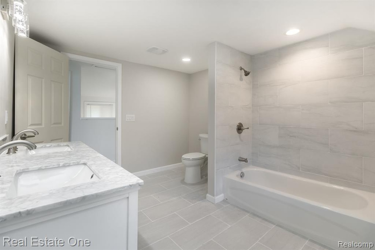 3420 Fairmont Rd in Royal Oak, MI Photo 16