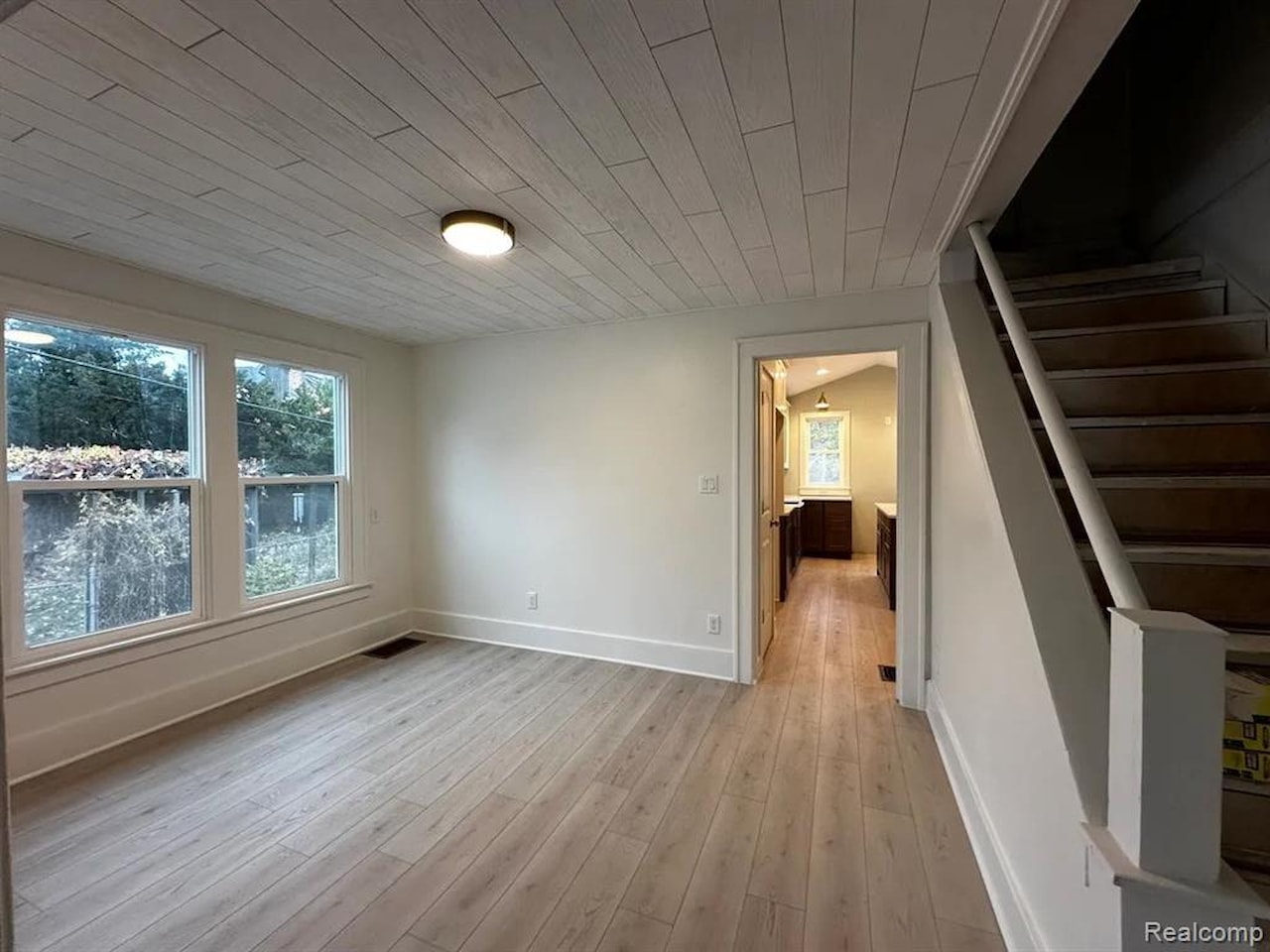 1449 Benvenue St in Sylvan Lake, MI Photo 9