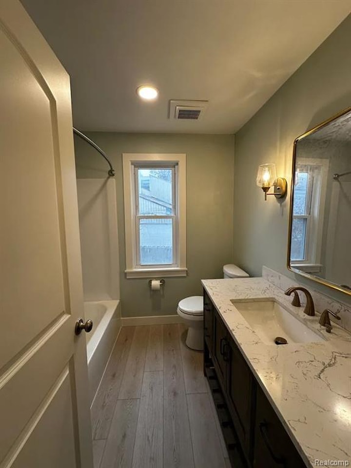 1449 Benvenue St in Sylvan Lake, MI Photo 11