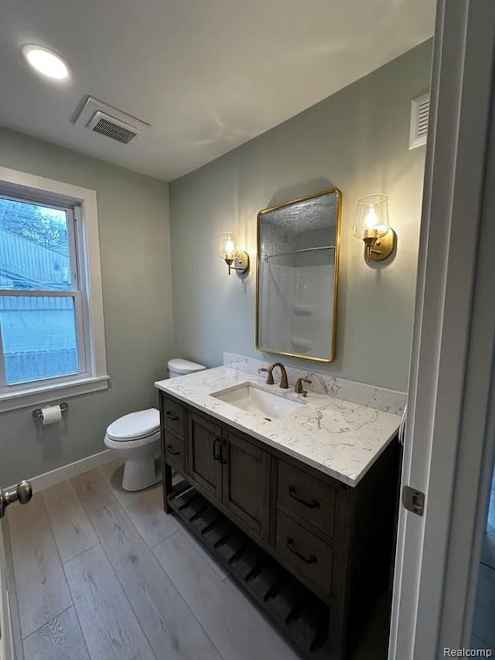 1449 Benvenue St in Sylvan Lake, MI Photo 12