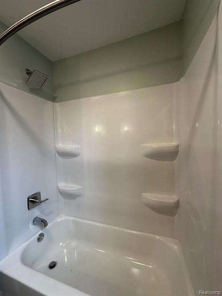 1449 Benvenue St in Sylvan Lake, MI Photo 13