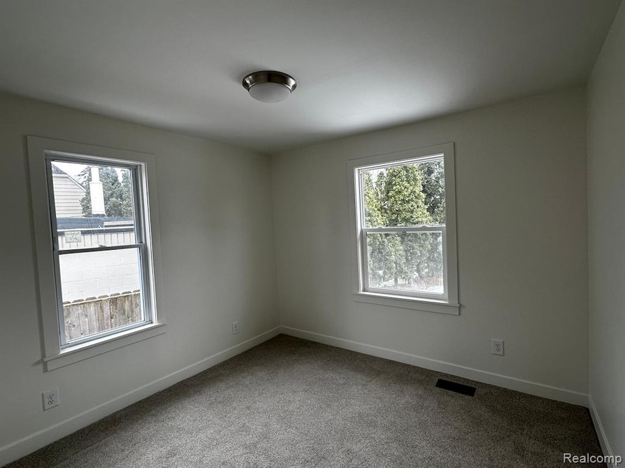1449 Benvenue St in Sylvan Lake, MI Photo 15