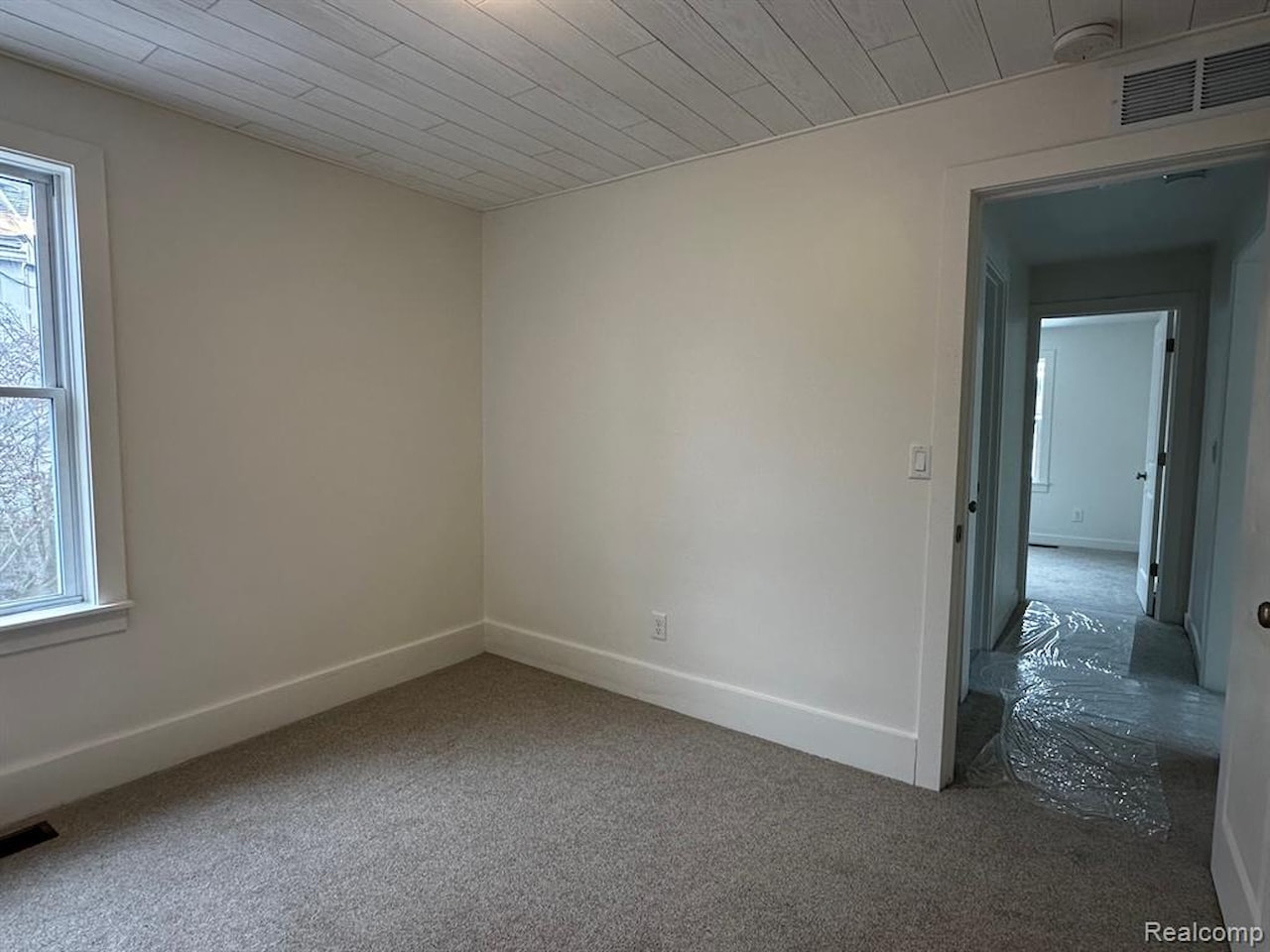 1449 Benvenue St in Sylvan Lake, MI Photo 17