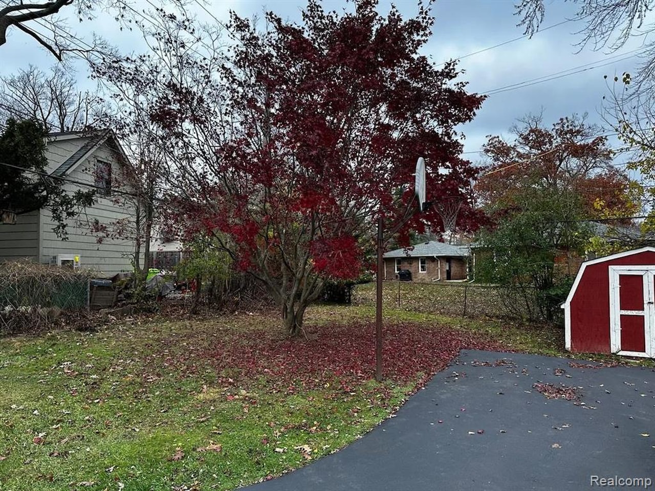 1449 Benvenue St in Sylvan Lake, MI Photo 19