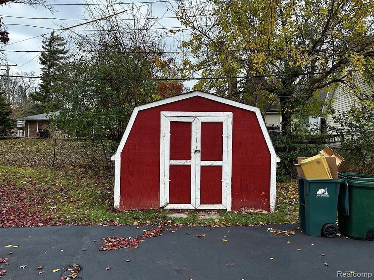 1449 Benvenue St in Sylvan Lake, MI Photo 20
