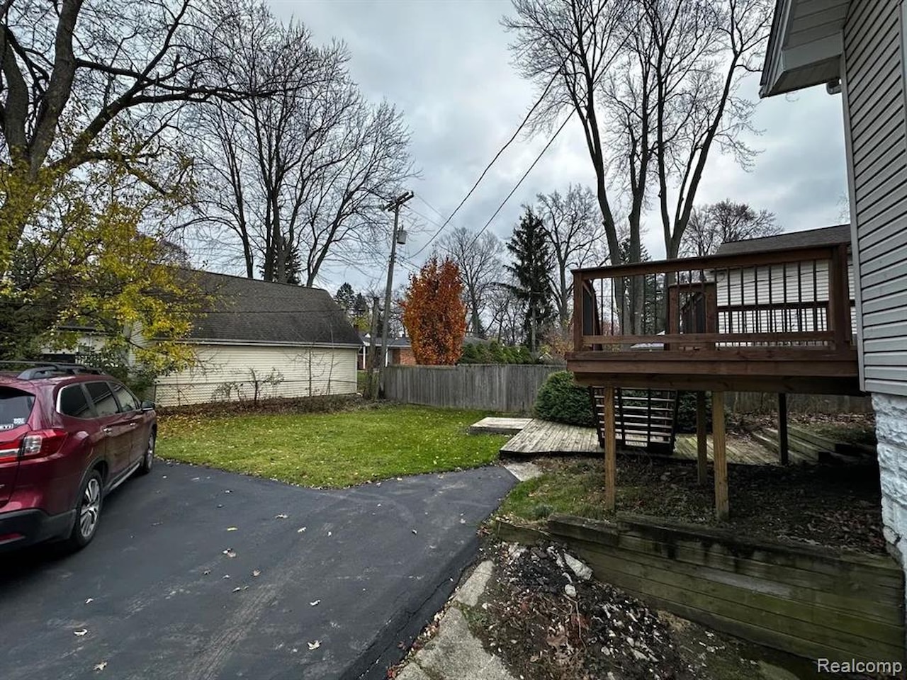 1449 Benvenue St in Sylvan Lake, MI Photo 21