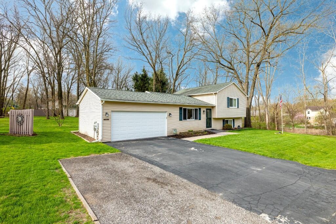 2932 Wilson Ave in Hamburg Twp, MI Photo 2