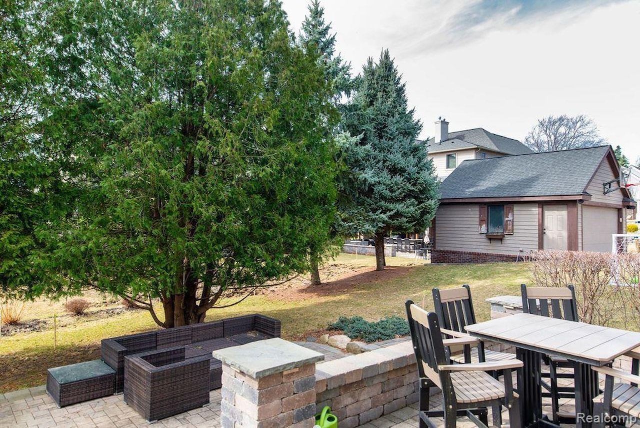 220 S Castell Ave in Rochester, MI Photo 48