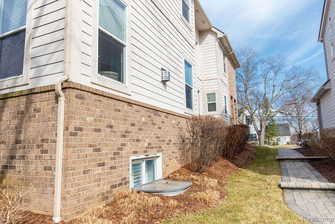 220 S Castell Ave in Rochester, MI Photo 50