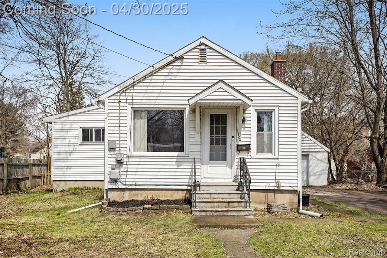 322 Astor Ave in Lansing, MI