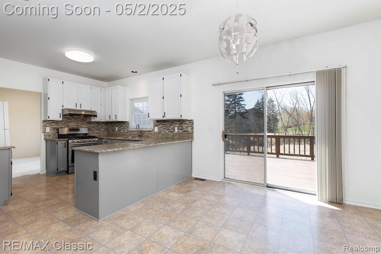 30701 Sandalwood Circle in Novi, MI Photo 12
