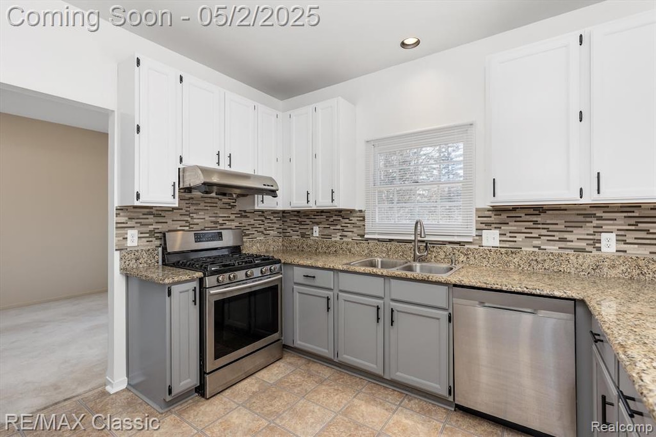 30701 Sandalwood Circle in Novi, MI Photo 9