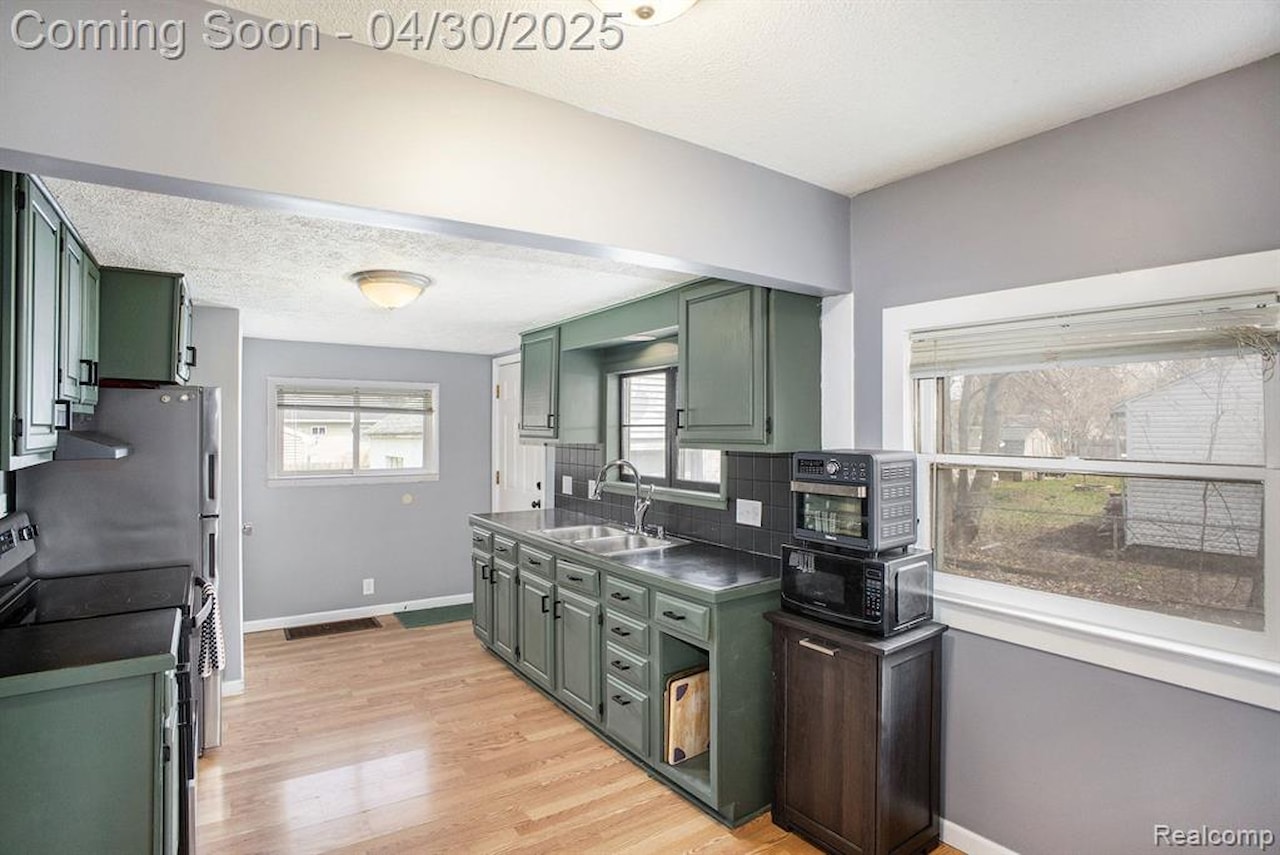 322 Astor Ave in Lansing, MI Photo 4