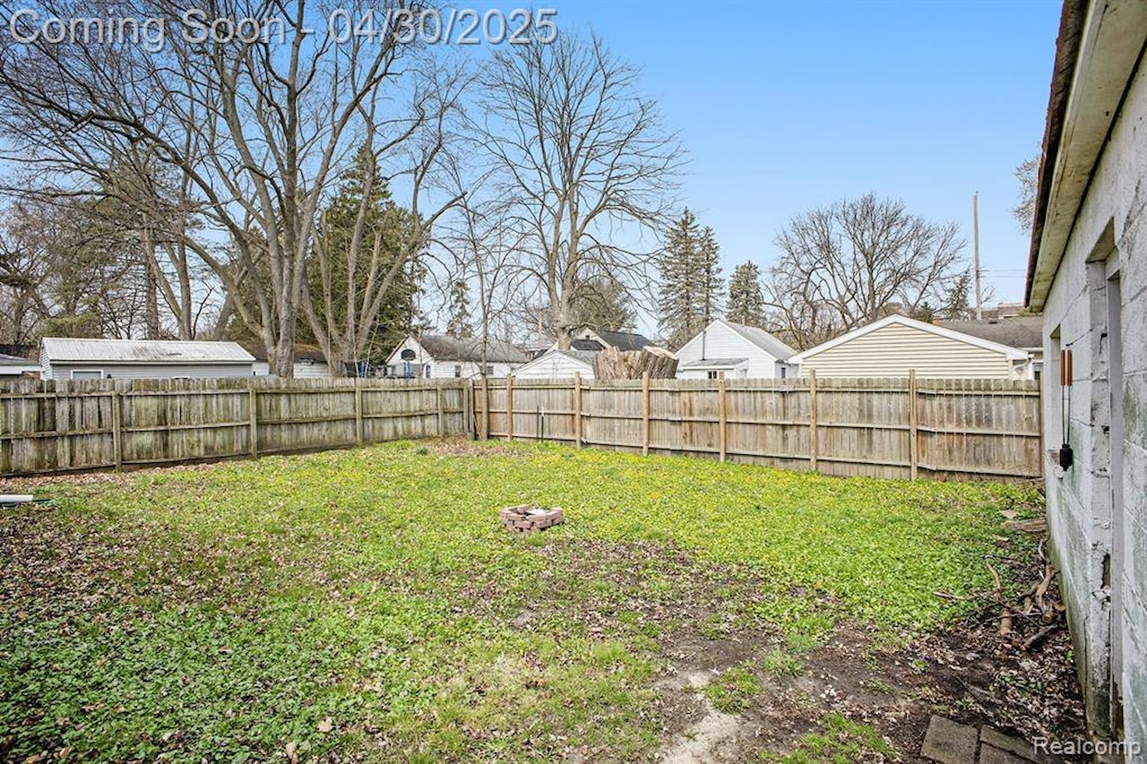 322 Astor Ave in Lansing, MI Photo 8