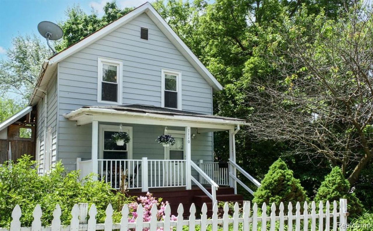 1110 Oak St in Lansing, MI