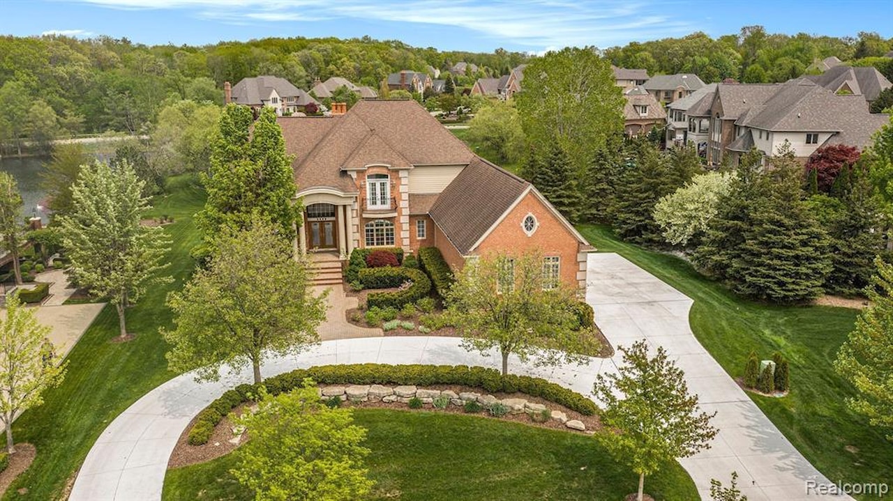 2832 Croftshire Ct in Rochester, MI