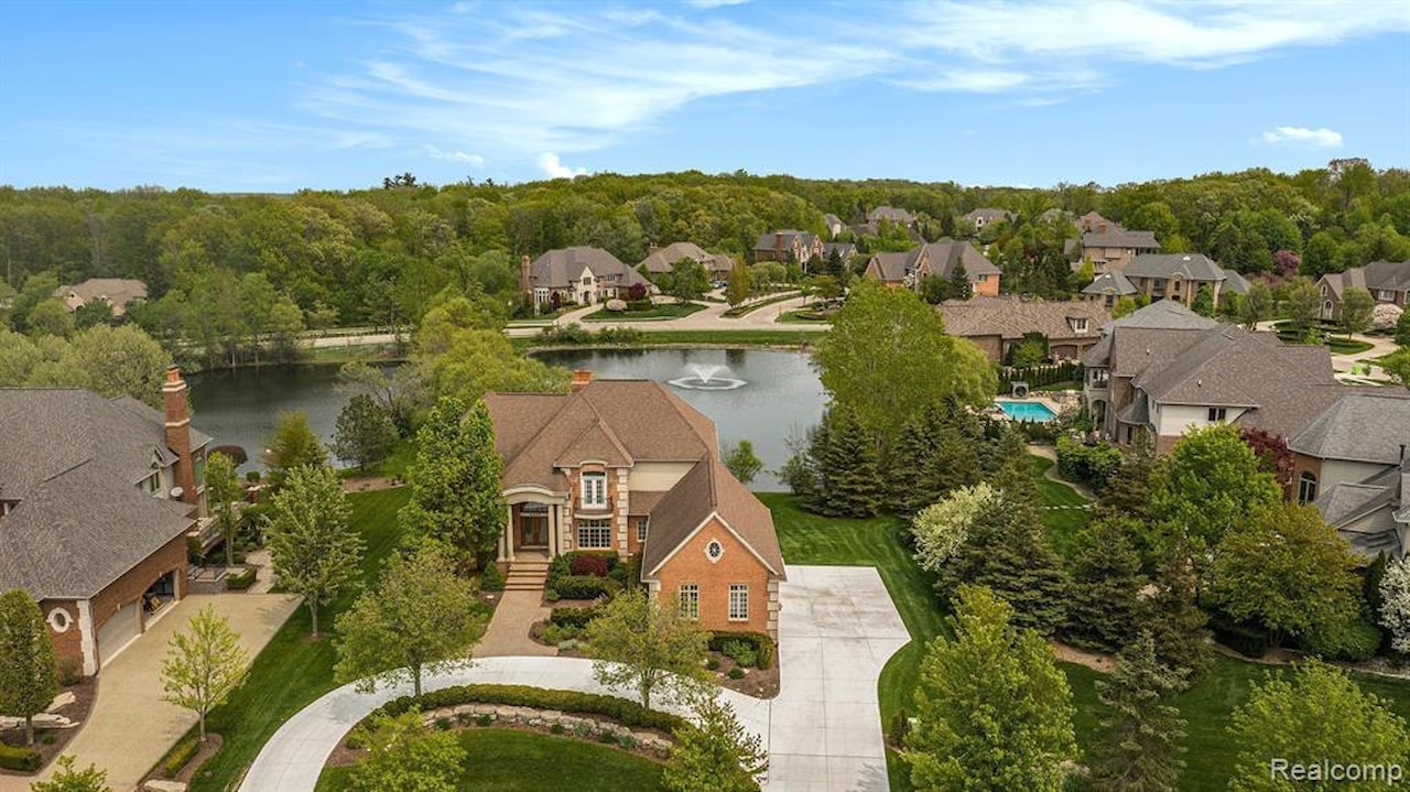 2832 Croftshire  Ct in Rochester, MI Photo 3