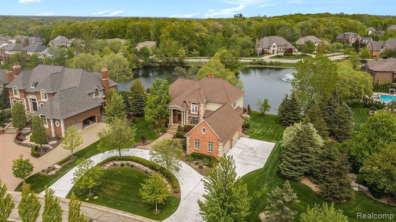 2832 Croftshire  Ct in Rochester, MI Photo 4