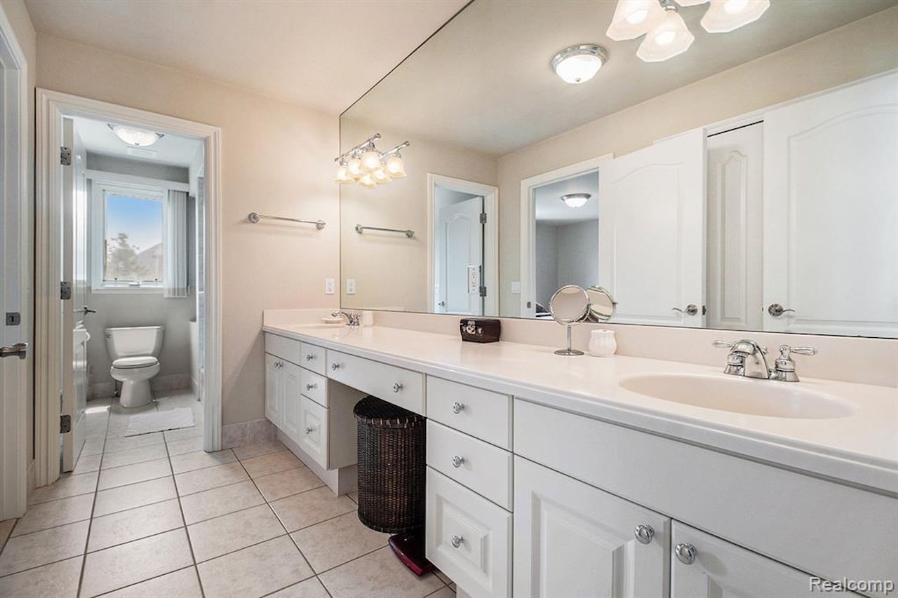 2832 Croftshire  Ct in Rochester, MI Photo 30
