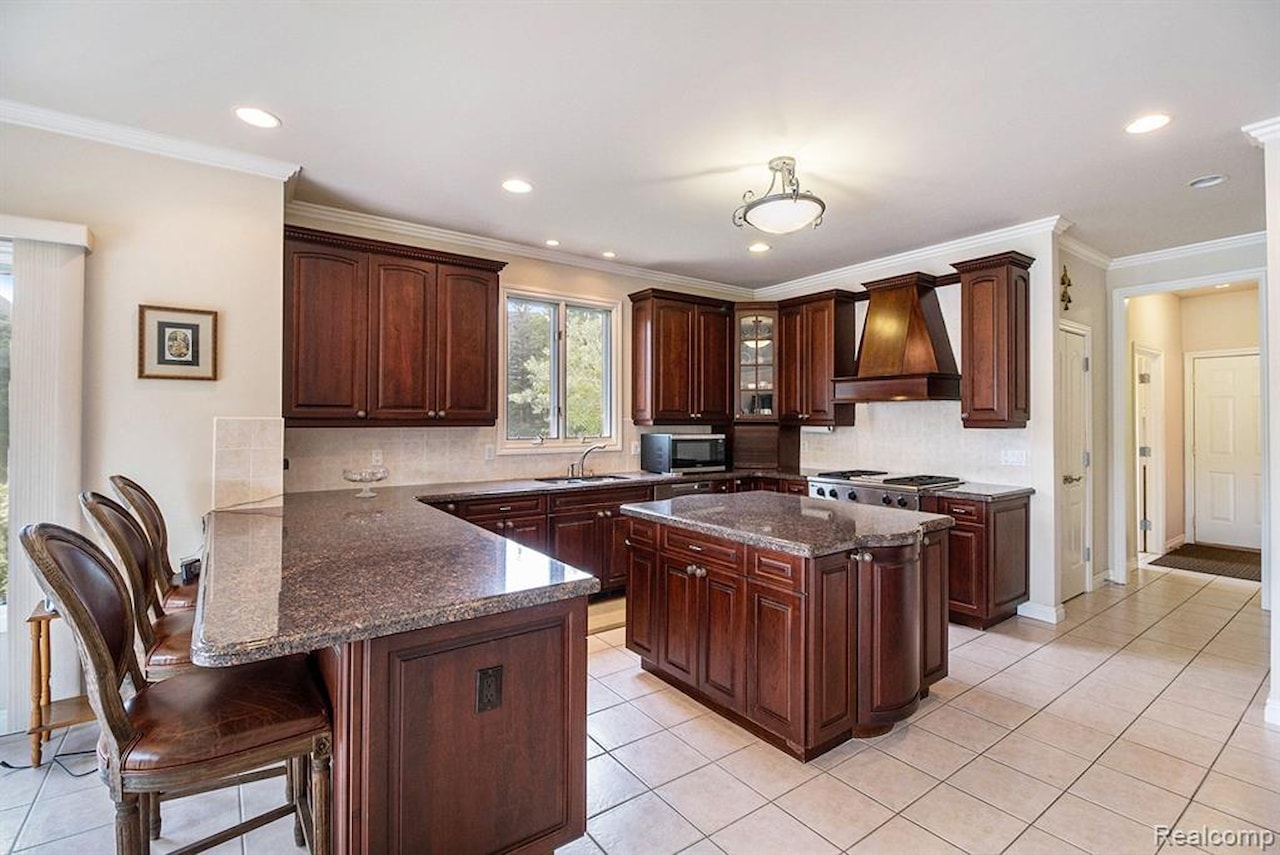 2832 Croftshire  Ct in Rochester, MI Photo 21