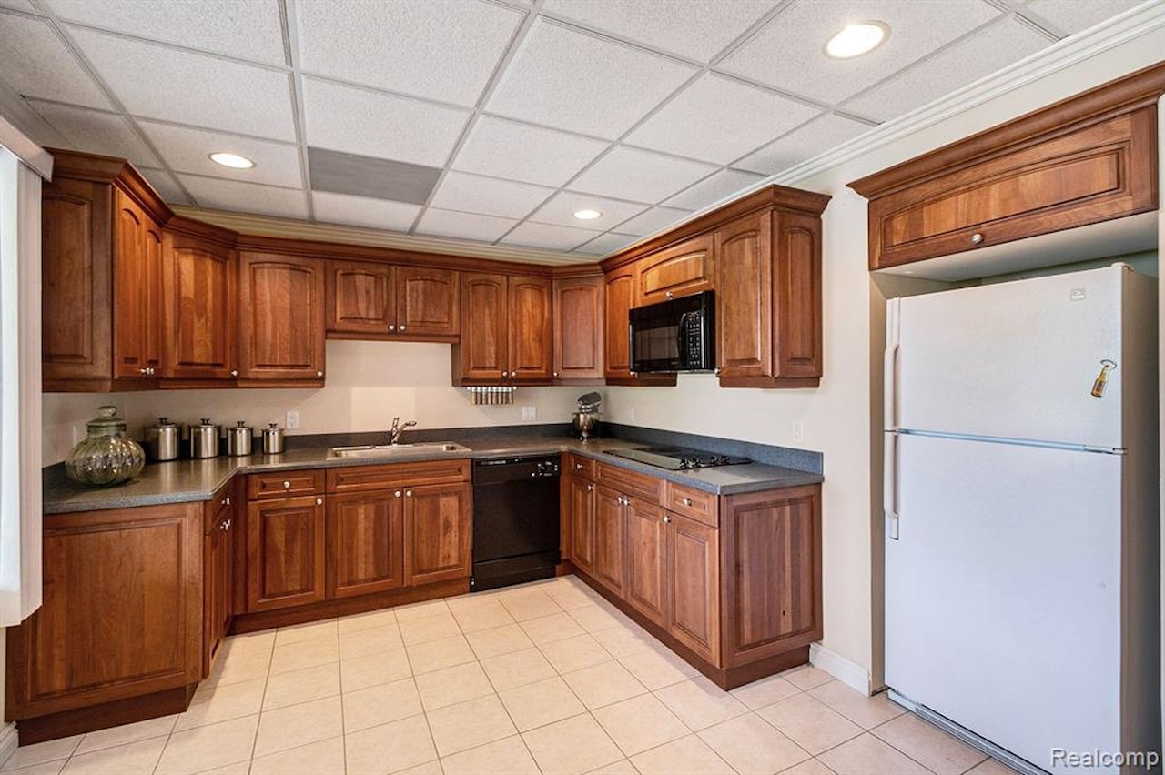 2832 Croftshire  Ct in Rochester, MI Photo 40