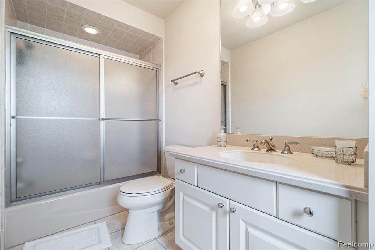 2832 Croftshire  Ct in Rochester, MI Photo 35
