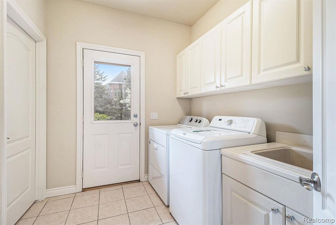 2832 Croftshire  Ct in Rochester, MI Photo 45