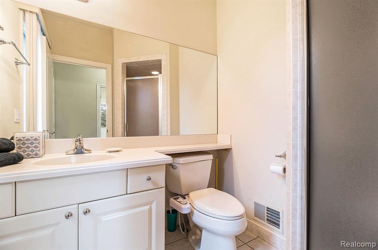 2832 Croftshire  Ct in Rochester, MI Photo 44