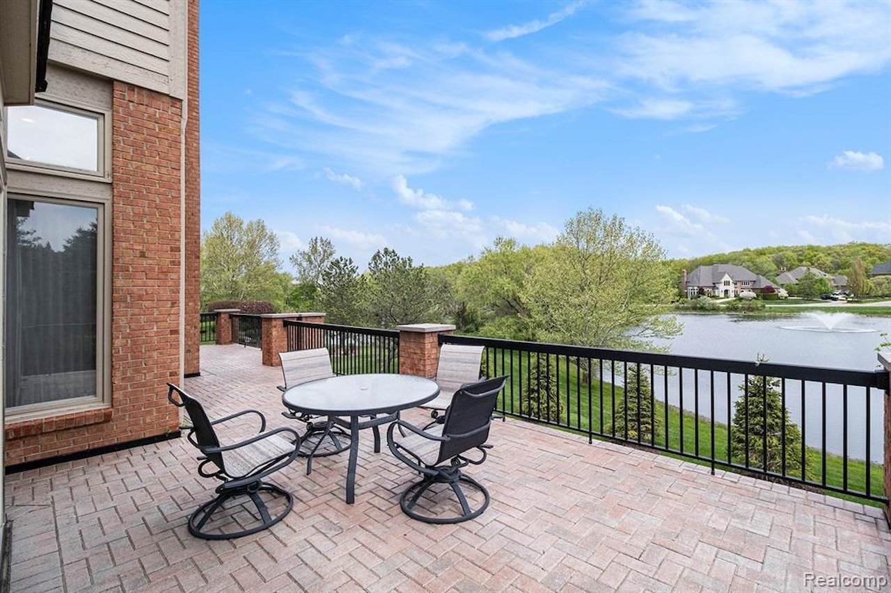 2832 Croftshire  Ct in Rochester, MI Photo 46