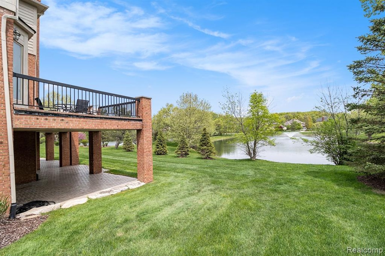 2832 Croftshire  Ct in Rochester, MI Photo 50