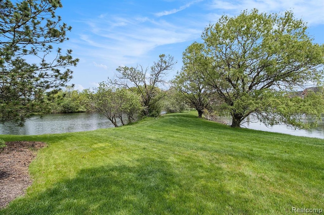 2832 Croftshire  Ct in Rochester, MI Photo 52