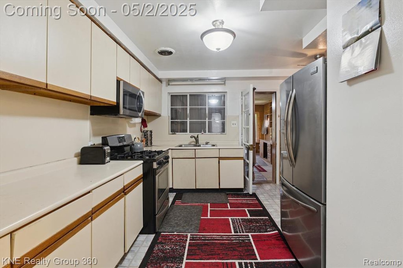 24091 Blackstone St in Oak Park, MI Photo 11