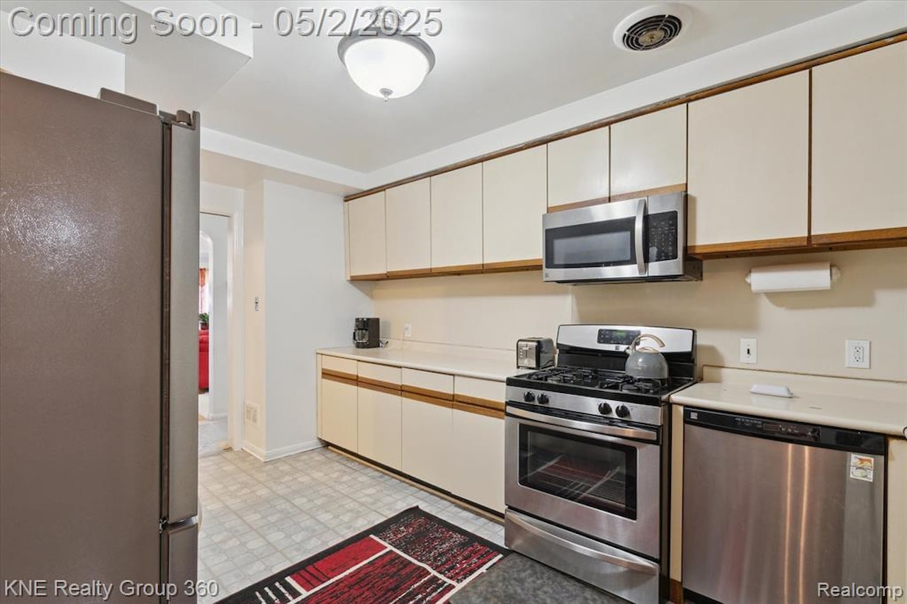 24091 Blackstone St in Oak Park, MI Photo 12
