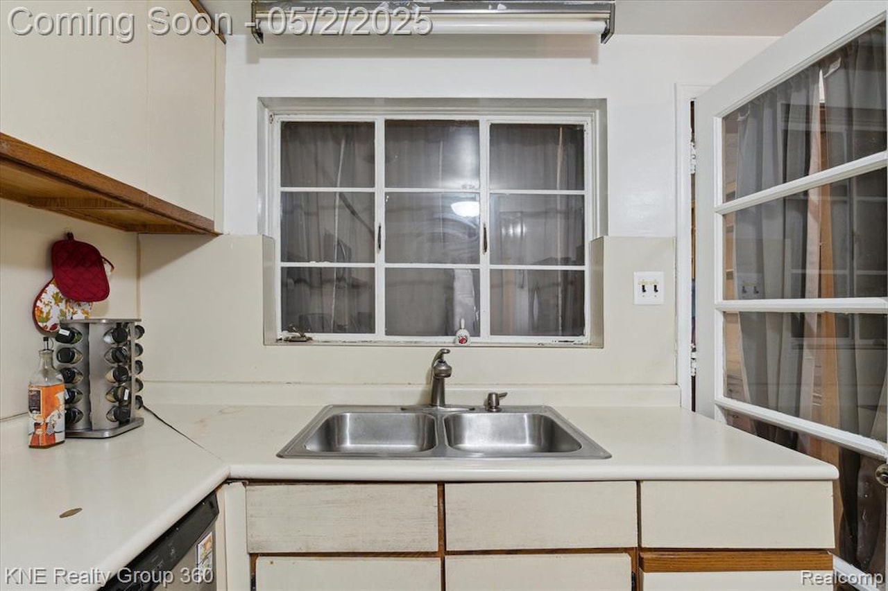 24091 Blackstone St in Oak Park, MI Photo 14