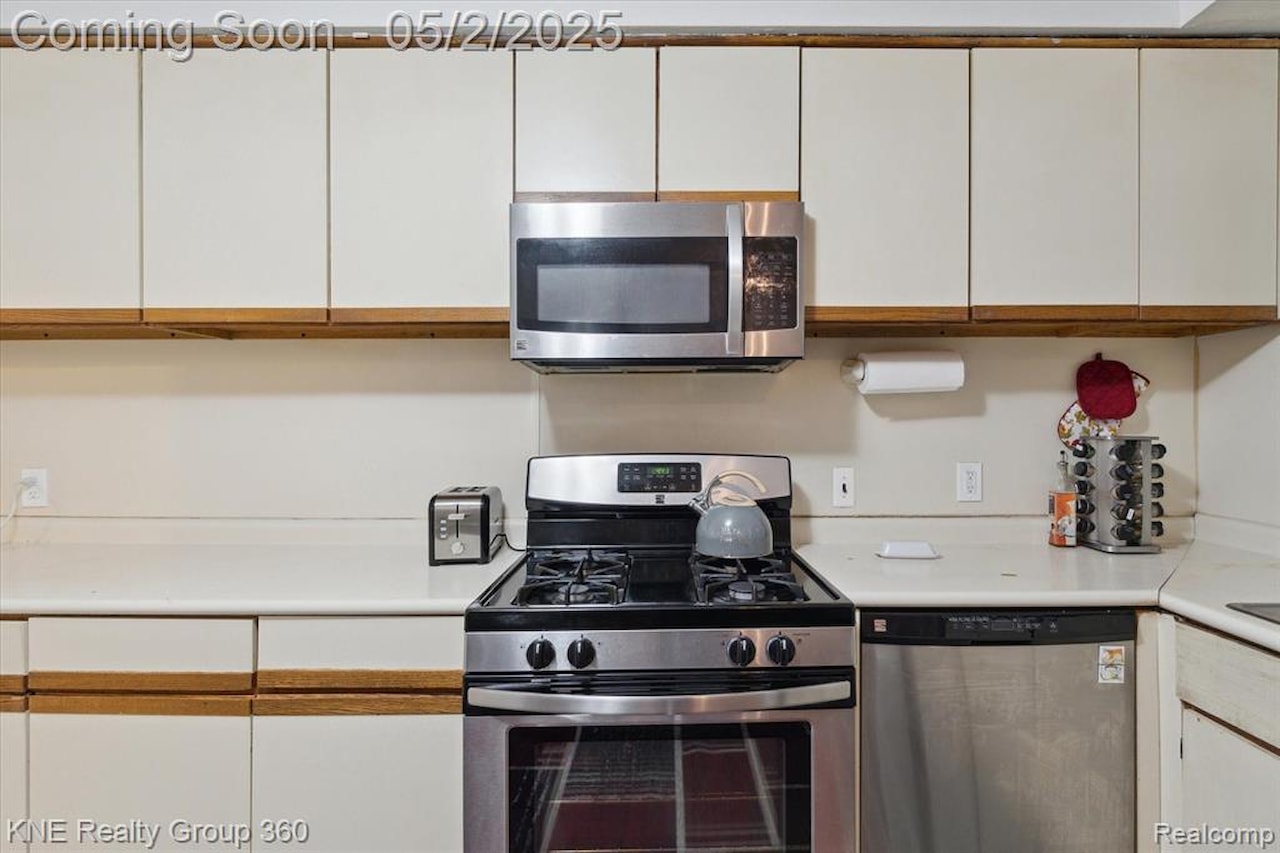 24091 Blackstone St in Oak Park, MI Photo 13