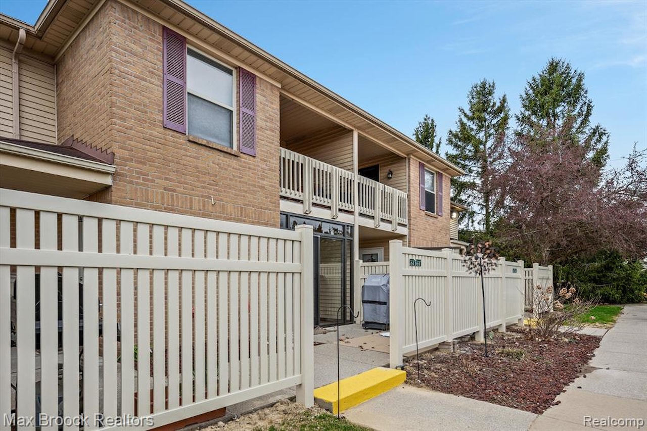 61161 Greenwood Dr in South Lyon, MI Photo 4